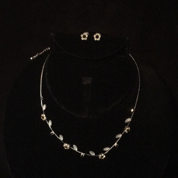 Crystal Flower Necklace Earrings Jewelry Set - Picture 2 of 16